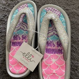 NWT Elli by Capelli flip flops